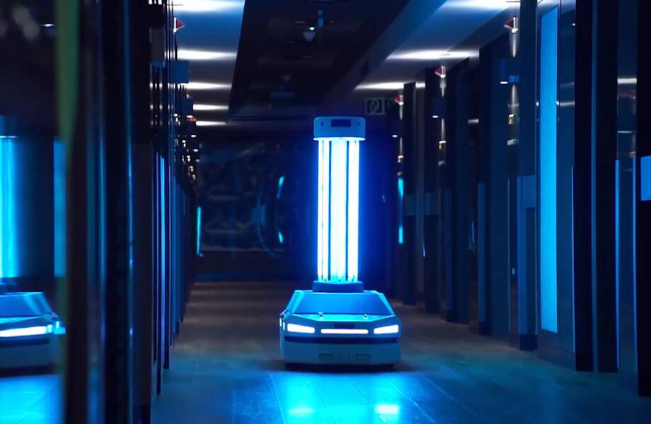 Видео: Как роботы с ультрафиолетовыми лампами дезинфицируют общественные места