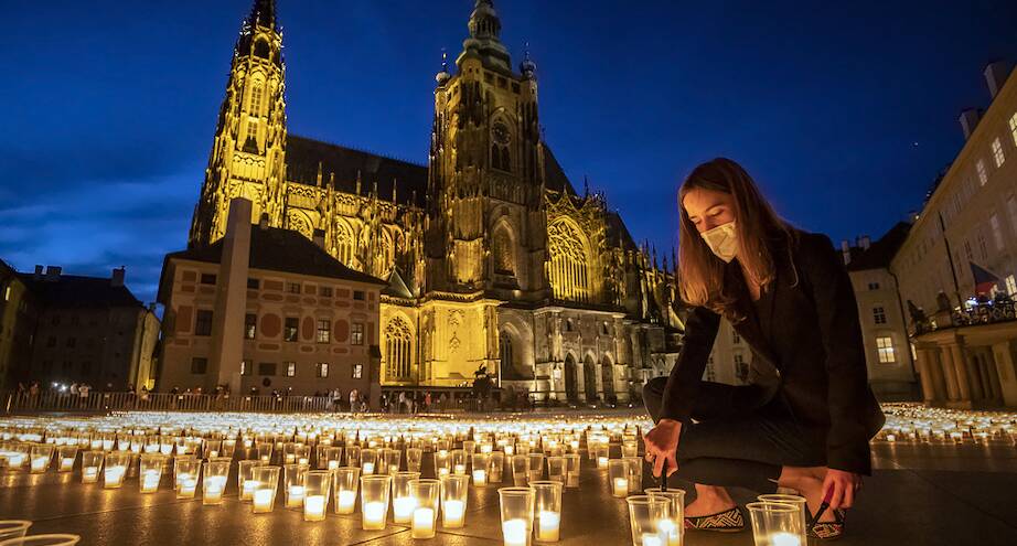 Фото дня: свечи в память о погибших от коронавируса в центре Праги