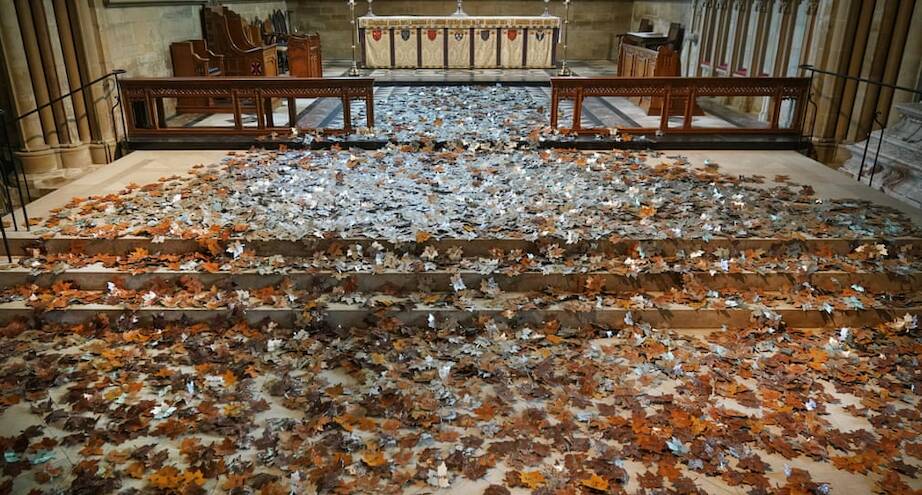 Фото дня: инсталляция из стальных листьев в британском соборе