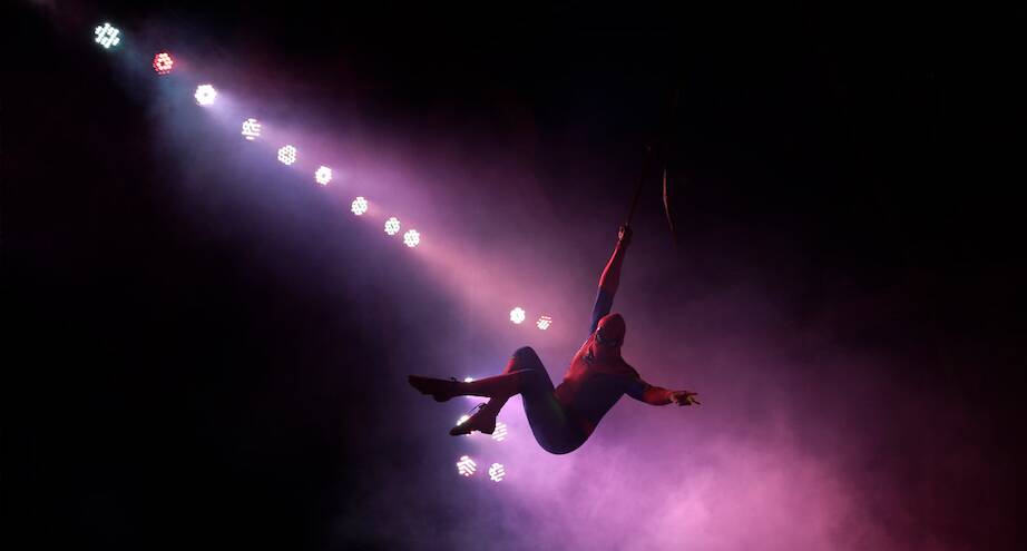 Фото дня: Человек-паук под куполом цирка