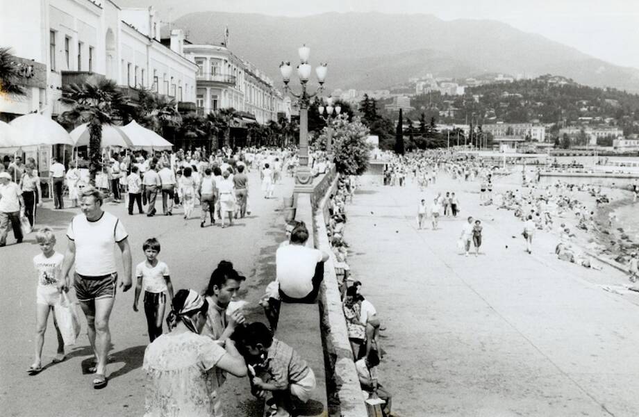 10 кадров, которые ярко описывают пляжный отдых в СССР
