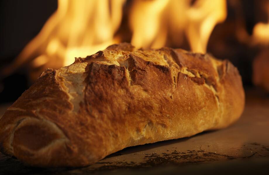Зачем в Израиле каждый год хлеб сжигают на кострах