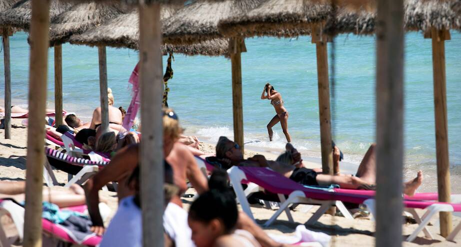 Фото дня: пляжи Испании начали заполнять путешественники