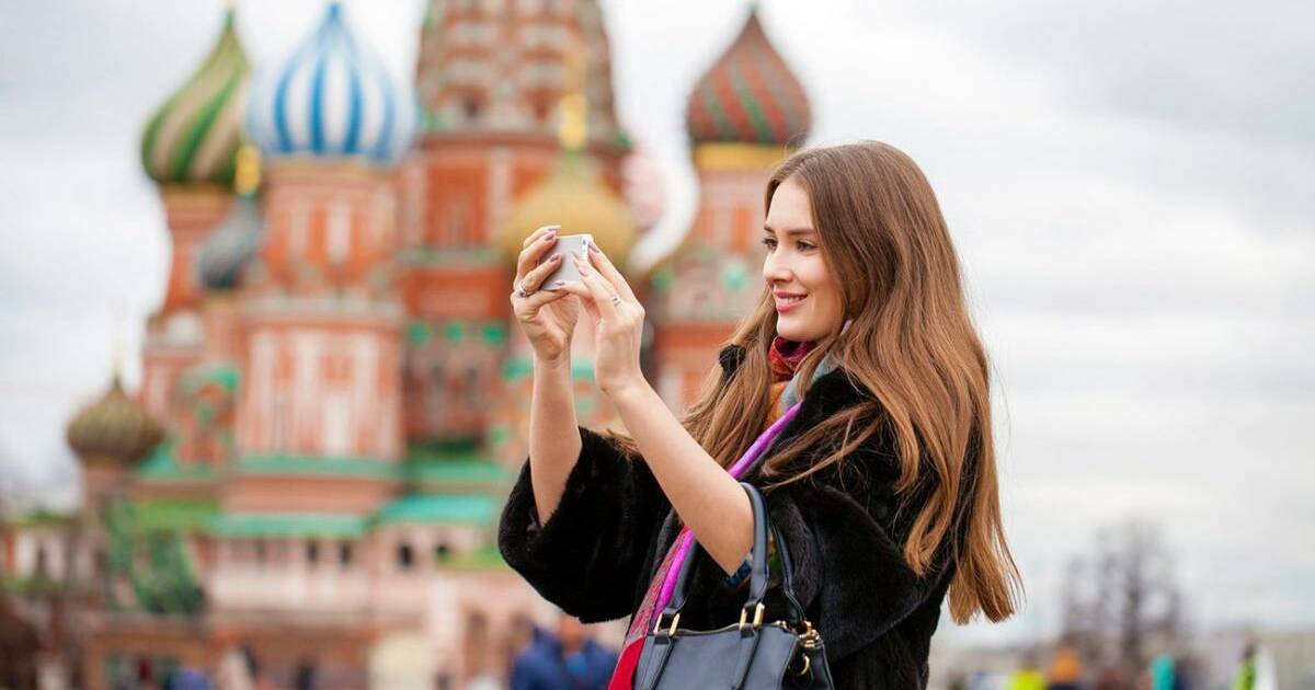 Криштиану роналду на красной площади. Видеоквест по москве на телефоне. В москве женщина имитировала. Девушка на фоне кремля бесплатное фото. Девушка в кремле с телефоном.