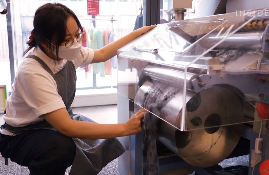 Секонд-хенд XXI века: новый аппарат перерабатывает старую одежду, чтобы шить новую