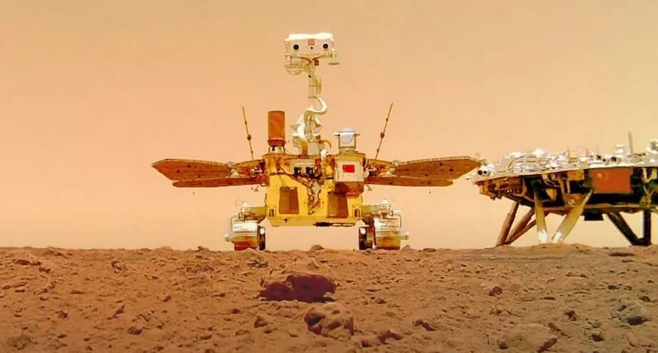 Фото дня: китайский марсоход на Красной планете