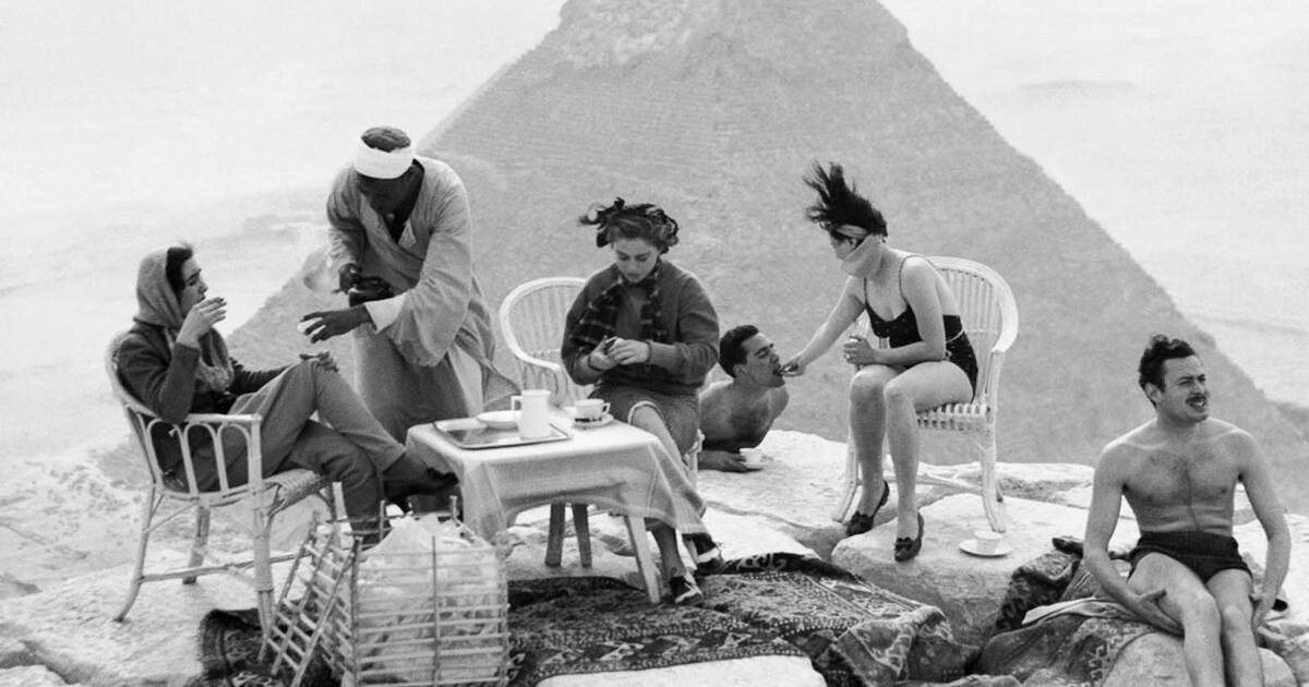 Фото дня: первые туристы у египетских пирамид