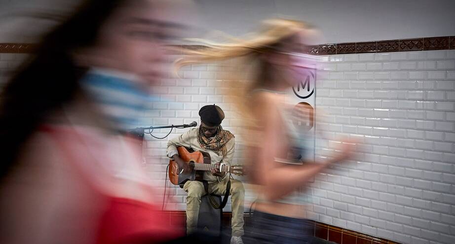 Фото дня: спустя год в парижское метро вернулись музыканты