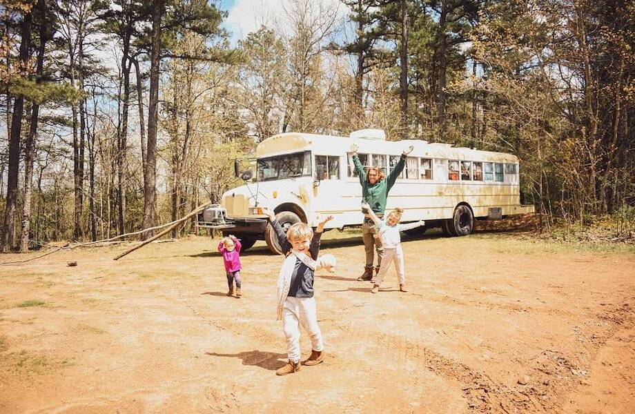 23 снимка семьи и их потрясающего автобуса-дома, в котором они растят своих детей
