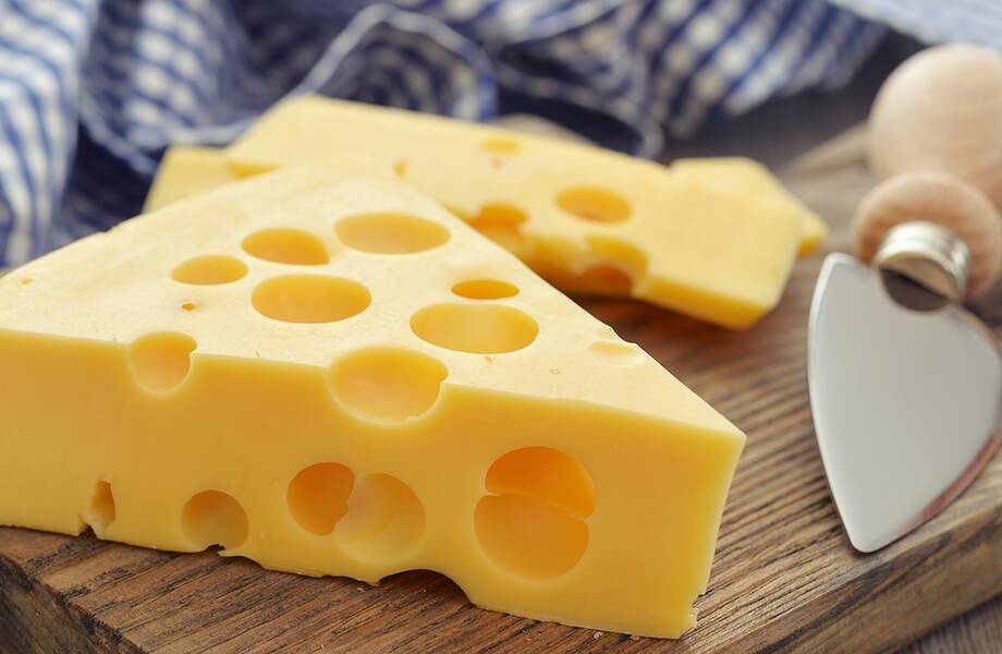Зачем сыру дырки, и почему в дорогом швейцарском продукте их становится все меньше