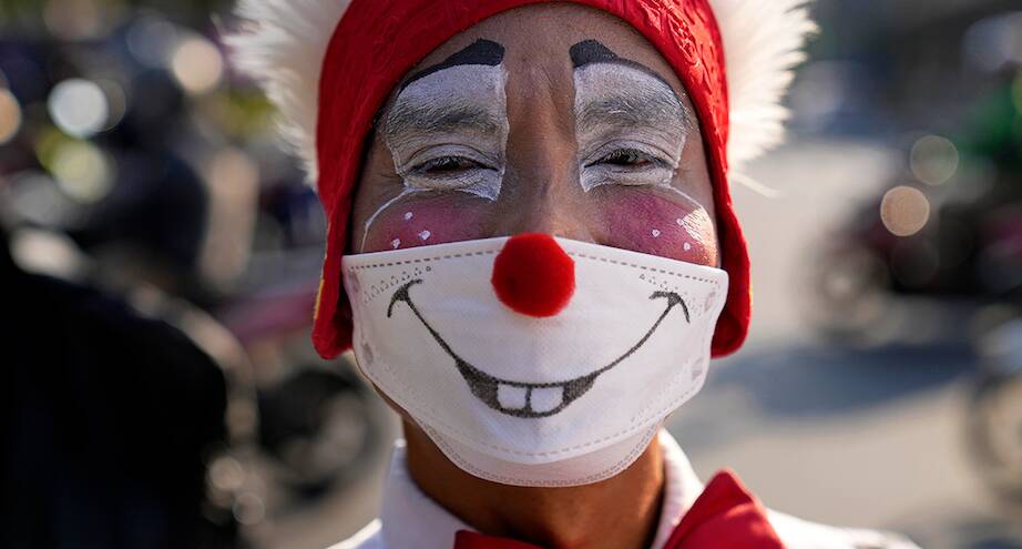 Фото дня: акция, призывающая носить маски