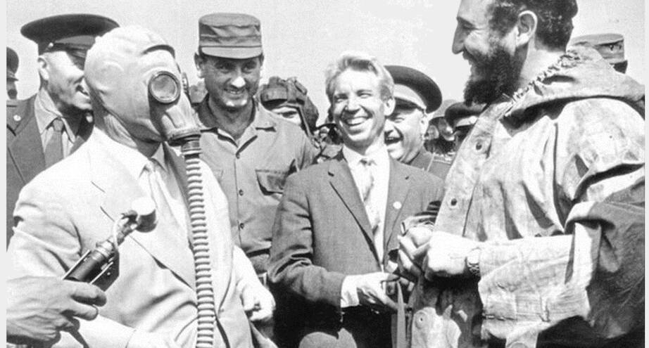 Фото дня: Никита Хрущев показывает противогаз Фиделю Кастро