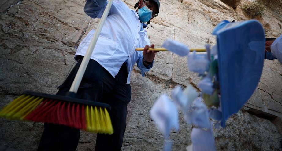 Фото дня: Стену Плача очищают от записок, которые оставляют верующие