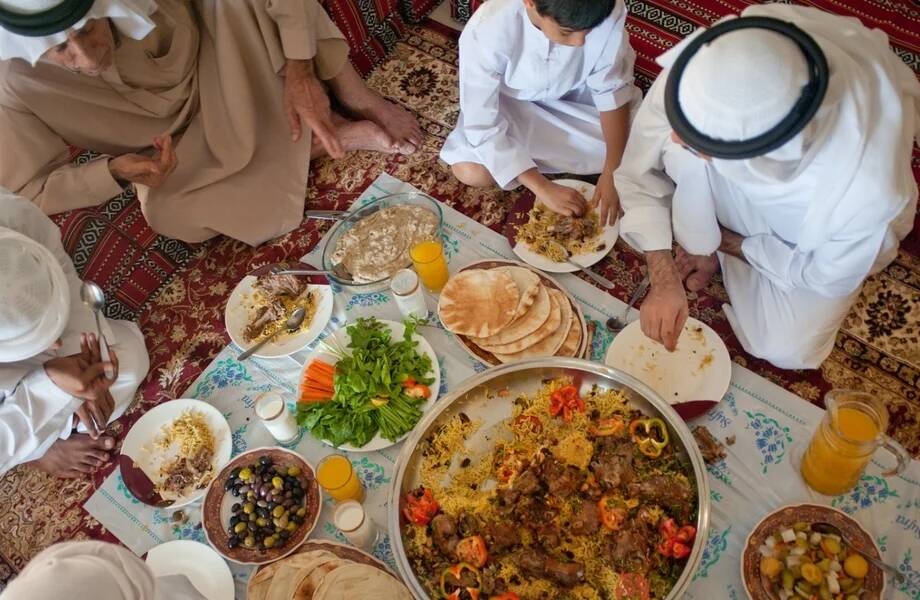Ураза нельзя пить. Мусульманская кухня. Трапеза мусульман. Блюда на Рамадан праздник. Блюда на Ураза байрам.