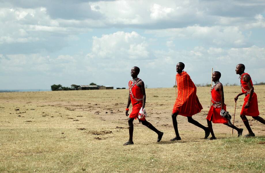 Пожать руку или плюнуть: как здороваются в племени масаи