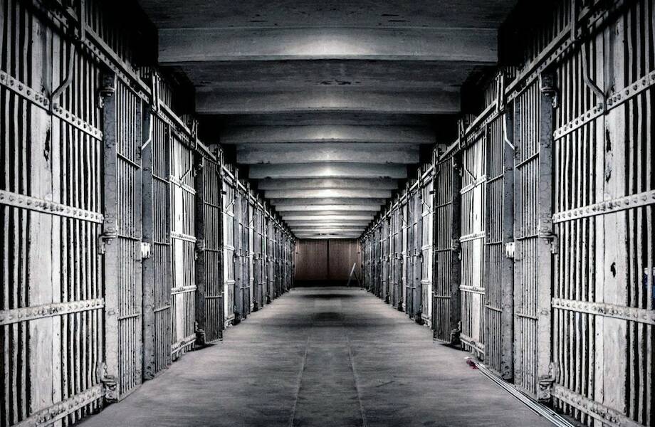 Надежнее «Алькатраса»: 10 самых охраняемых тюрем мира, из которых не было побегов