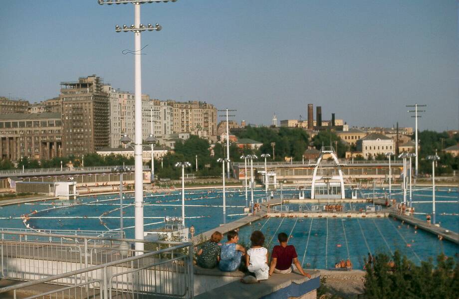 Каким был крупнейший в СССР бассейн «Москва», и что с ним стало