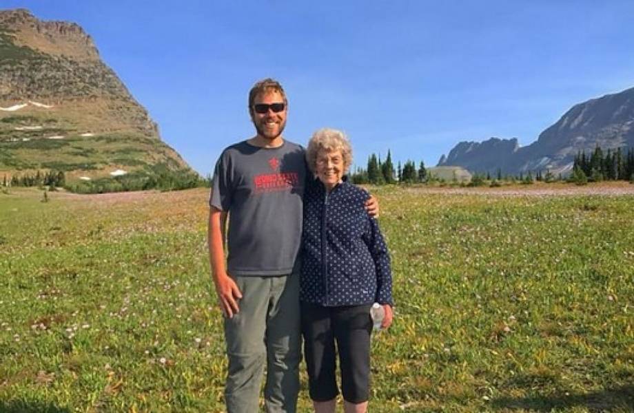 Видео: Внук решил исполнить мечту своей 89-летней бабушки, и они отправились в путь