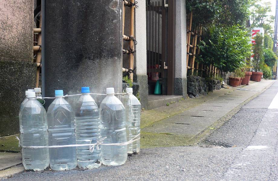 Возле столбов, заборов и на газонах: зачем японцы везде ставят бутылки с водой