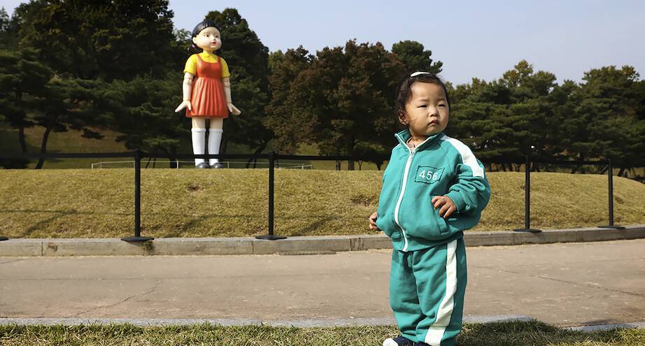 Фото дня: кукла из «Игры в кальмара» в парке Сеула