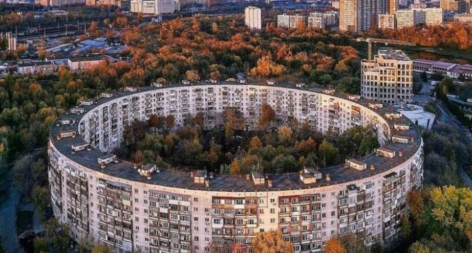 Фото дня: дом-бублик в Москве