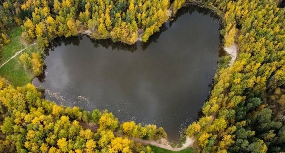Фото дня: озеро в форме сердца недалеко от Москвы