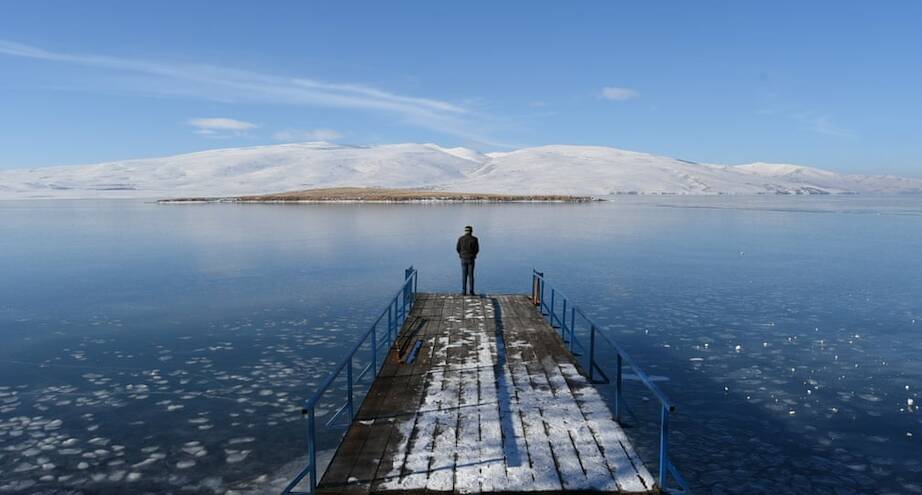 Фото дня: зимнее озеро Чилдыр в Турции