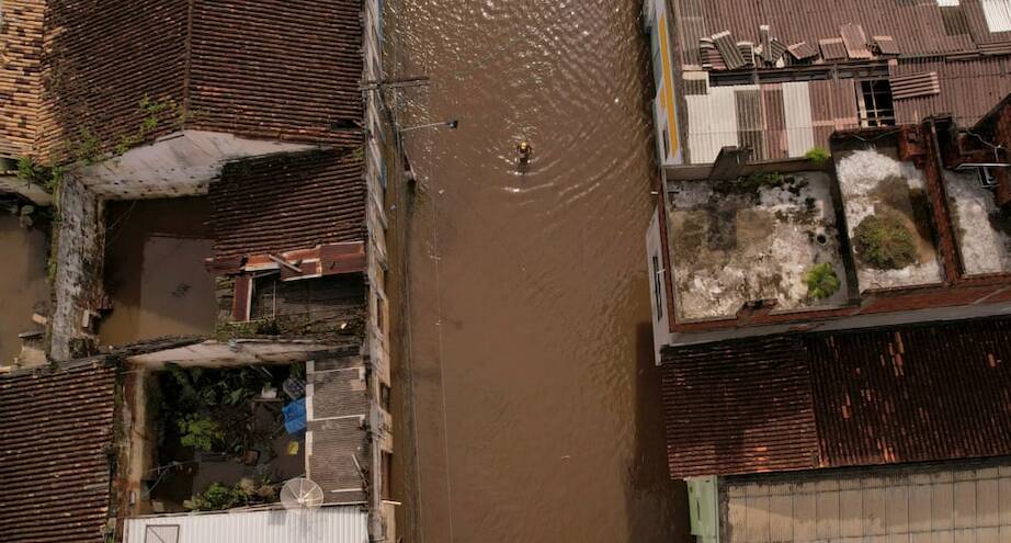 Фото дня: затопленная улица бразильского городка