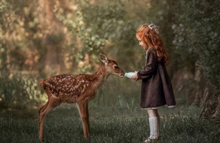 14 фото двух маленьких рыжеволосых девочек, имеющих особую связь с животными