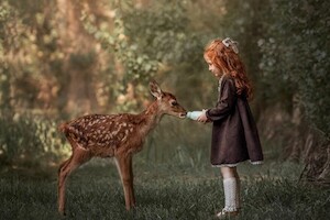 14 фото двух маленьких рыжеволосых девочек, имеющих особую связь с животными