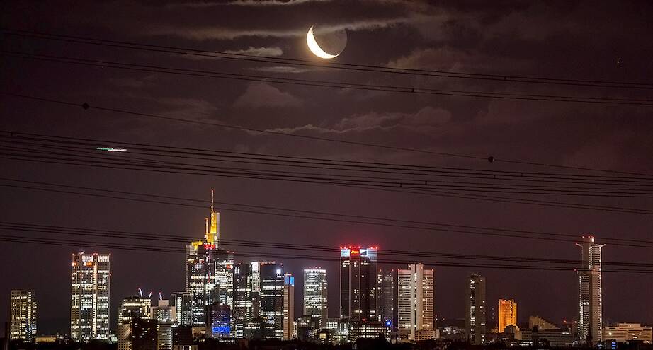 Фото дня: полумесяц над Франкфуртом