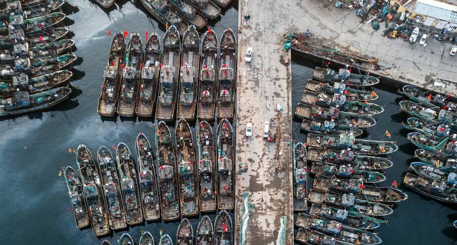 Фото дня: рыбацкие лодки у пирса в китайском городе Далянь