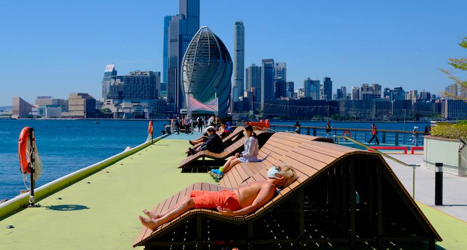 ​Фото дня: жители Гонконга наслаждаются солнцем