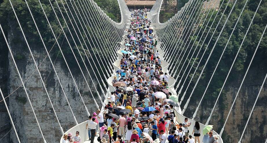 Фото дня: стеклянные мосты — один из любимых аттракционов китайцев