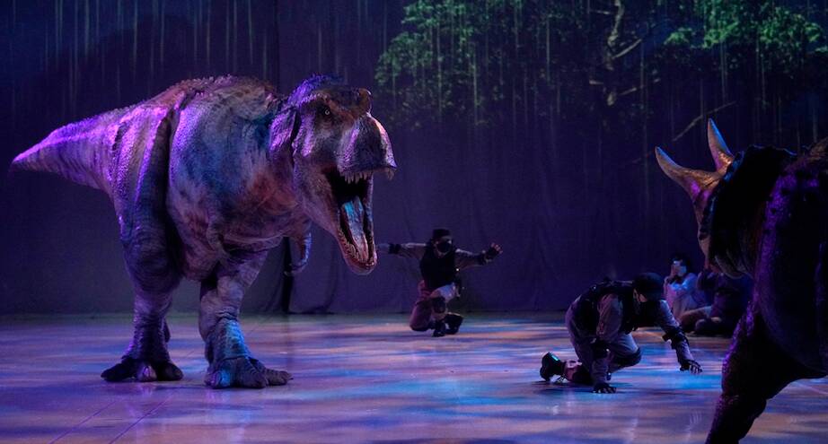 Фото дня: шоу с динозаврами в Токио