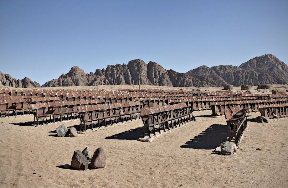 Кинотеатр конца света: кто построил кинозал на 700 человек посреди пустыни в Египте