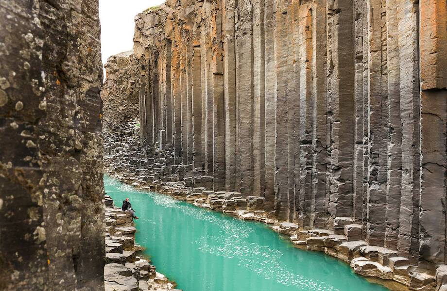 Откуда в исландском каньоне появились каменные столпы, которые будто выступают из реки