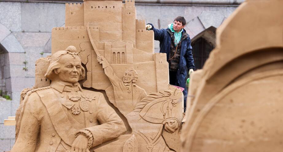 Фото дня: подготовка к фестивалю песчаных фигур в Санкт-Петербурге