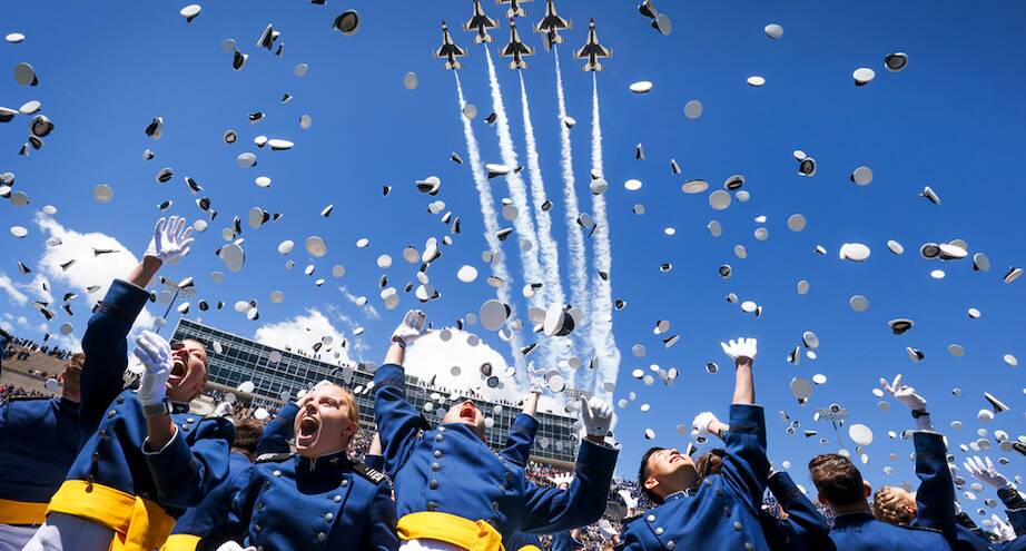  Фото дня: выпускники празднуют окончание учебы