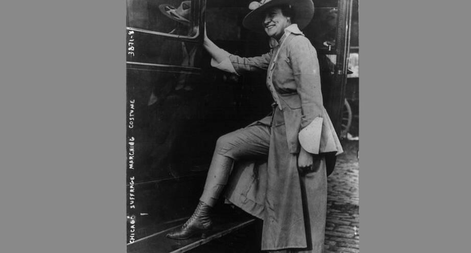Фото дня: суфражистка, демонстрирующая свои брюки, 1916 год