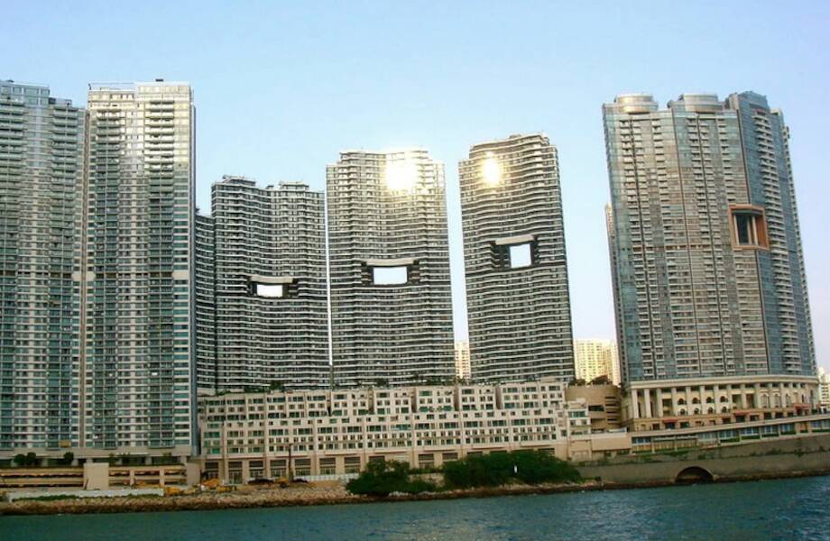 Почему в Гонконге в центре многоэтажек делают дыры