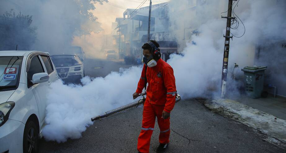 Фото дня: дезинфекция для профилактики заражения лихорадкой денге, Куала-Лумпур