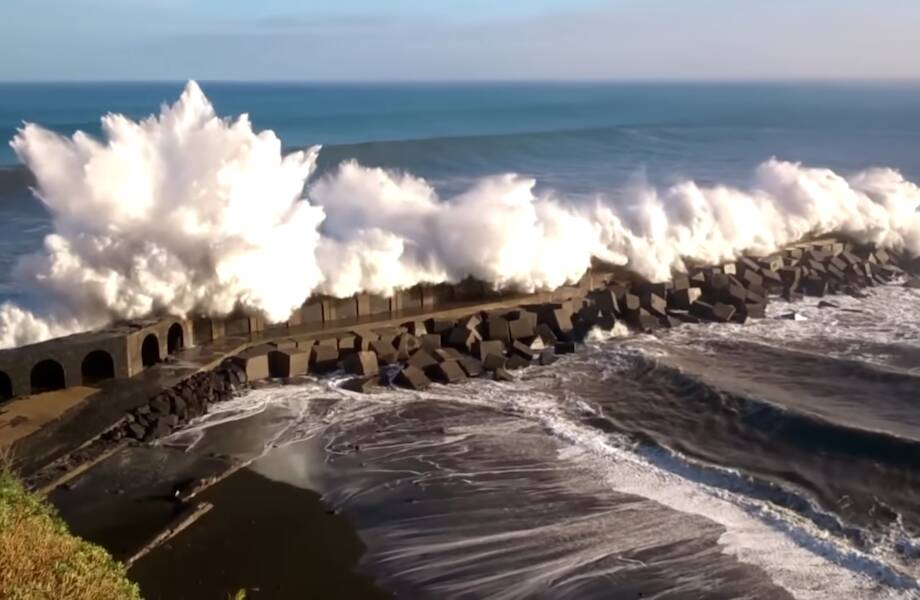 Видео: Когда море волнуется — 100 моментов с огромными волнами, попавшие на камеры
