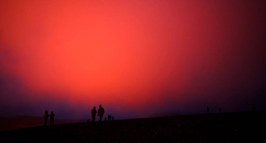 Фото дня: люди любуются вулканом в Исландии