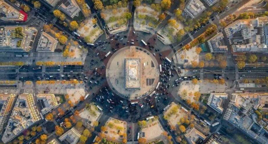 Фото дня: вид на Триумфальную арку сверху, Париж