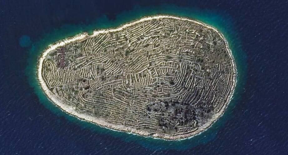 Фото дня: хорватский остров необычной формы
