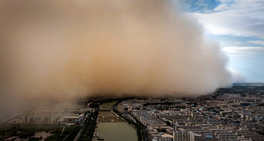 Фото дня: песчаная буря накрывает город