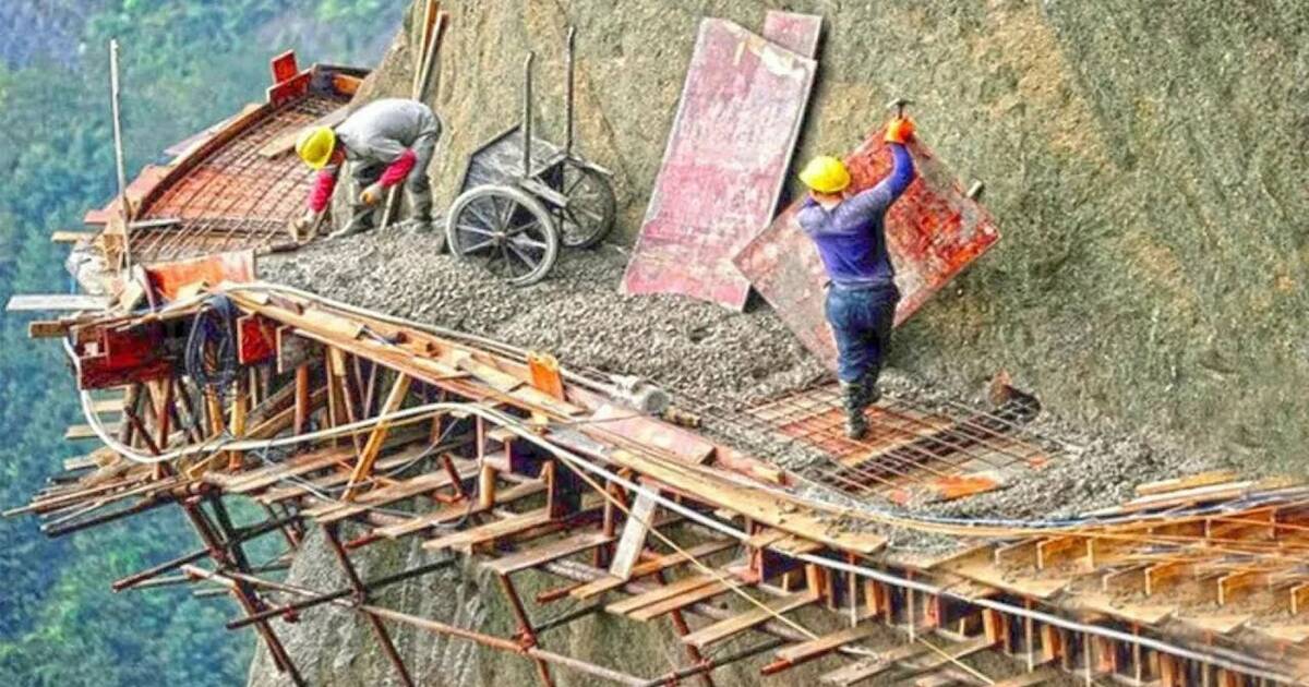 Видео: Самая опасная работа, или как китайские рабочие строят дороги на ...
