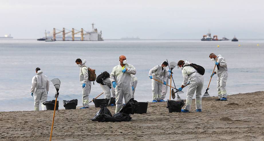 Фото дня: очистка пляжа от нефти
