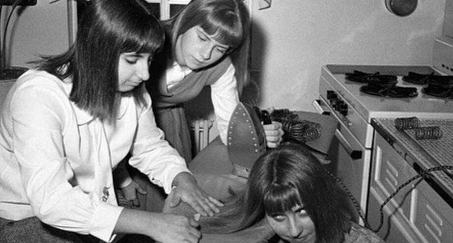 Фото дня: как раньше выпрямляли волосы до изобретения утюжка, 1964 год